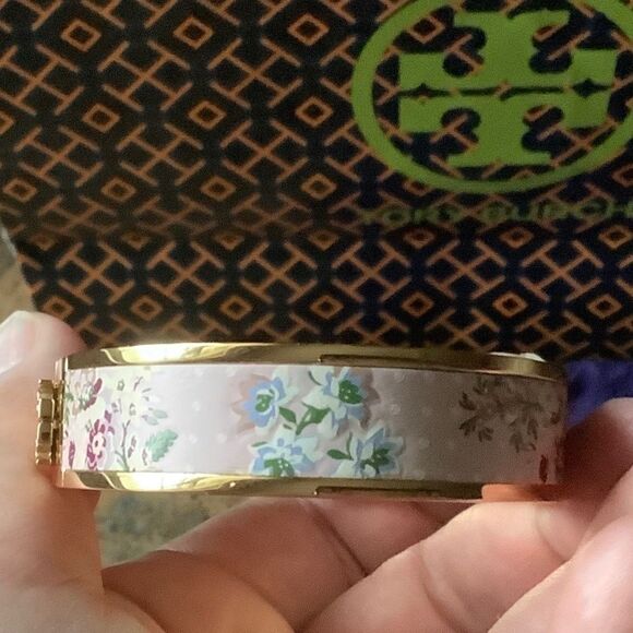 NWT TORY BURCH MILLER LEATHER FLORAL HINGE BRACELET NEW - Picture 2 of 14